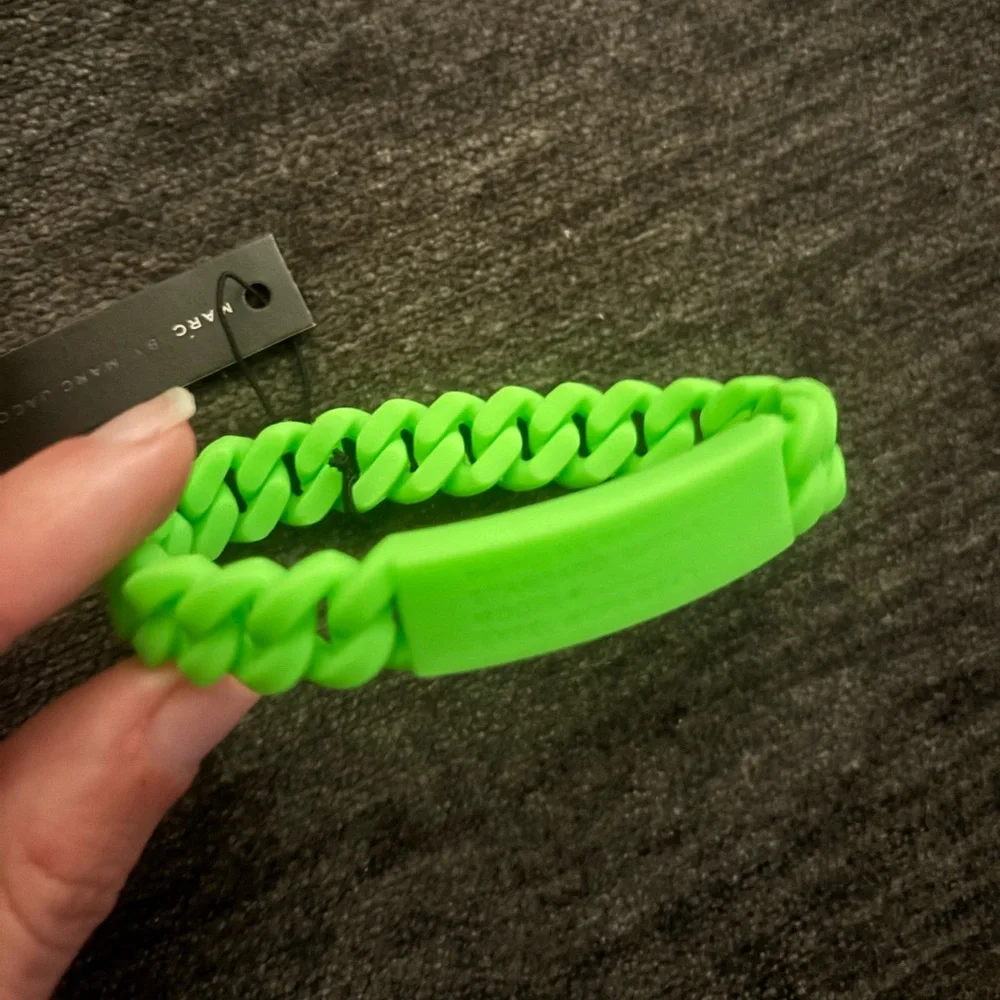 !LOW START! NWT green Marc by Marc jacob’s silicone bracelet - Picture 3 of 4